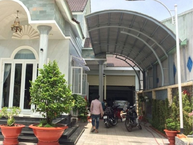 mái tôn che sân trước nhà