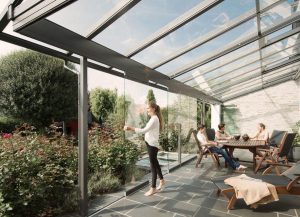 Thi công mái hiên kính cường lực đẹp và chất lượng tại TPHCM