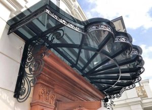 Những mẫu mái che hiên nhà đẹp nhất 2024